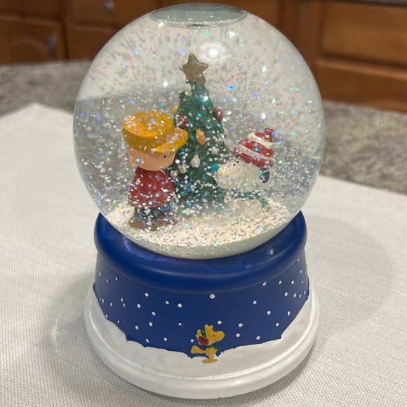 Hallmark Peanuts 50th Snow Globe - Picture 1 of 3